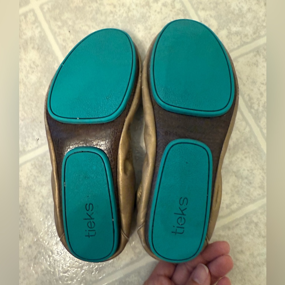 Tieks by Gavrieli Slip-on Flats in Metallic Gold Size 7 - Picture 3 of 6